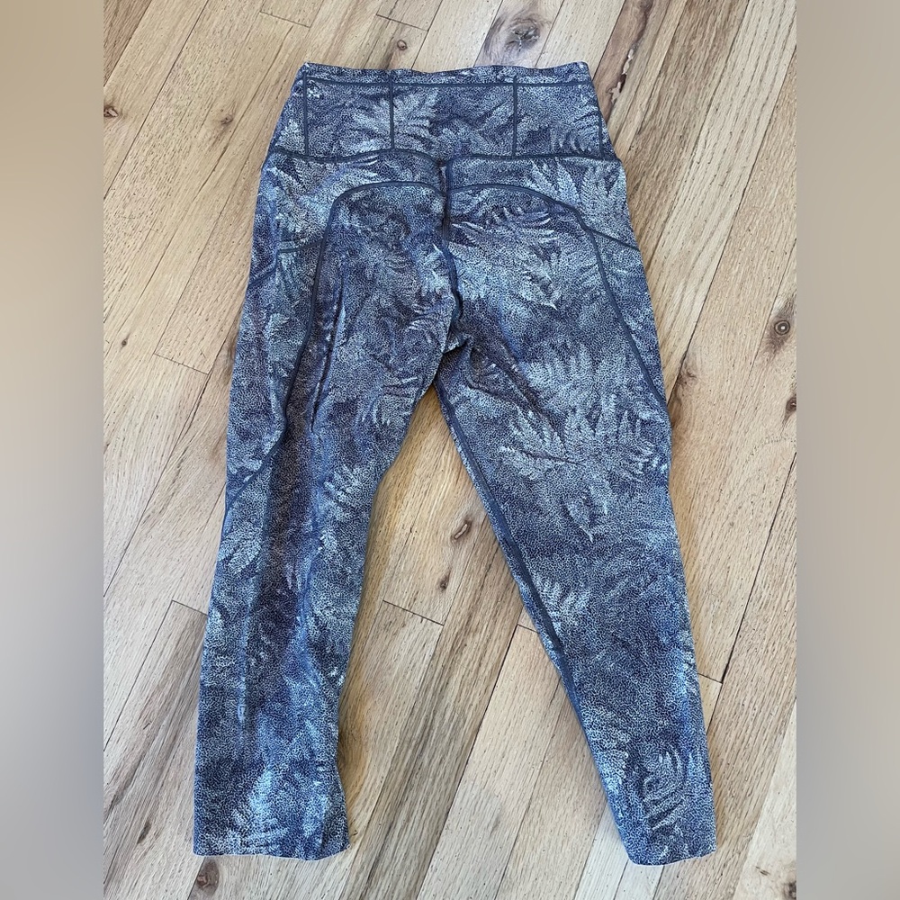 Lululemon cropped leggings - grey fern pattern